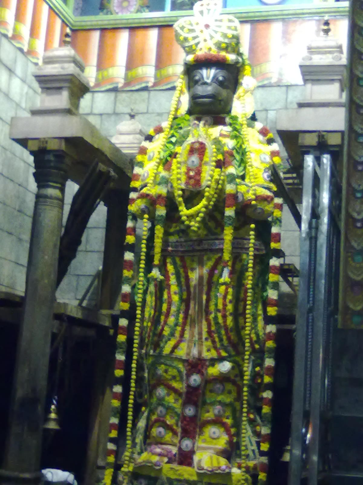 The towering 18-foot monolithic Anjaneyar (Hanuman) idol at the Namakkal Anjaneyar Temple.