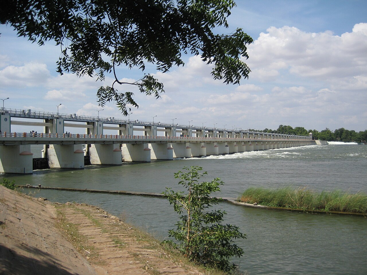 The Upper Anicut at Mukkombu, where the Cauvery divides to form the Kollidam.