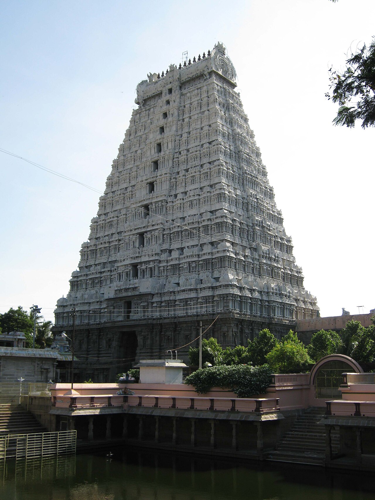 The towering Raja Gopuram of the Arunachaleswarar temple, Tiruvannamalai.