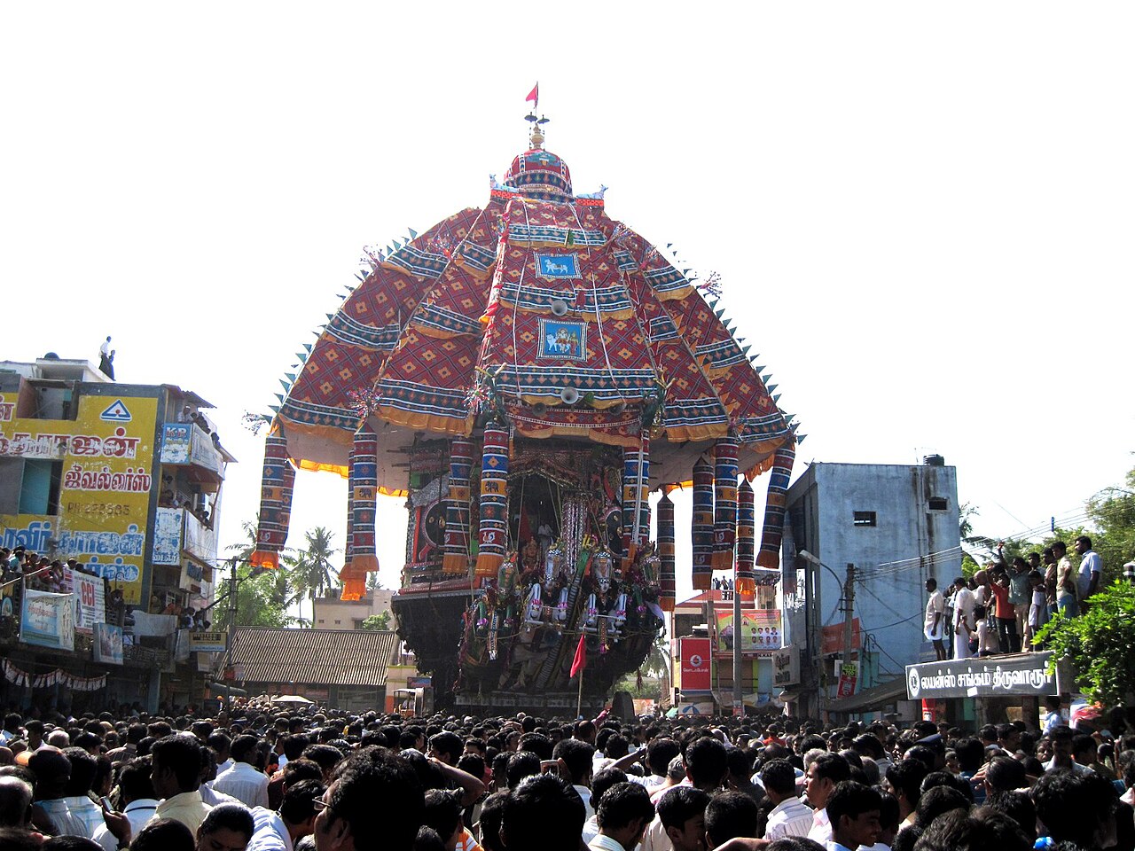 The giant temple chariot (ther) of the Thyagaraja Temple during the Tiruvarur car festival, the largest ther in Tamil Nadu.